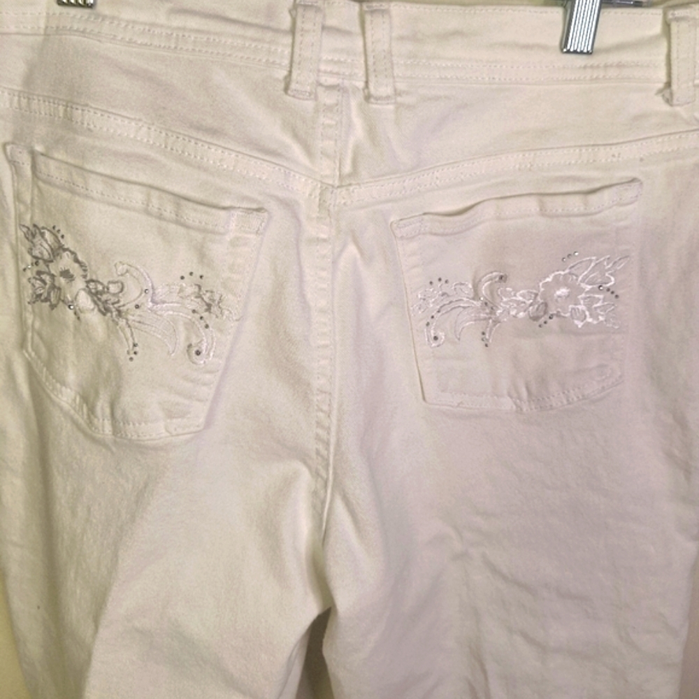 Gloria Vanderbilt White Jean Capri With Floral Embroidery Size 12